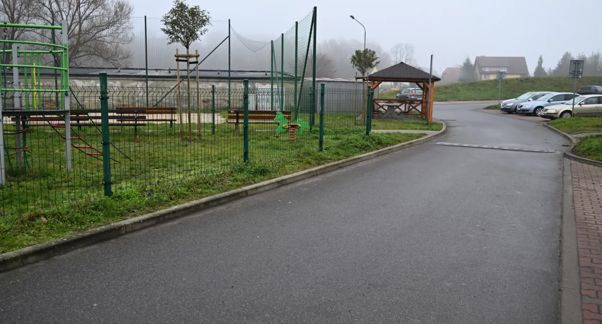 Gmina uporządkowała chodniki i pobocza przed zbliżającymi się świętami [GALERIA]