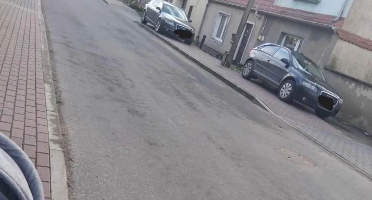 LIST DO REDAKCJI. Regularnie parkują na chodniku. Nie ma jak przejść