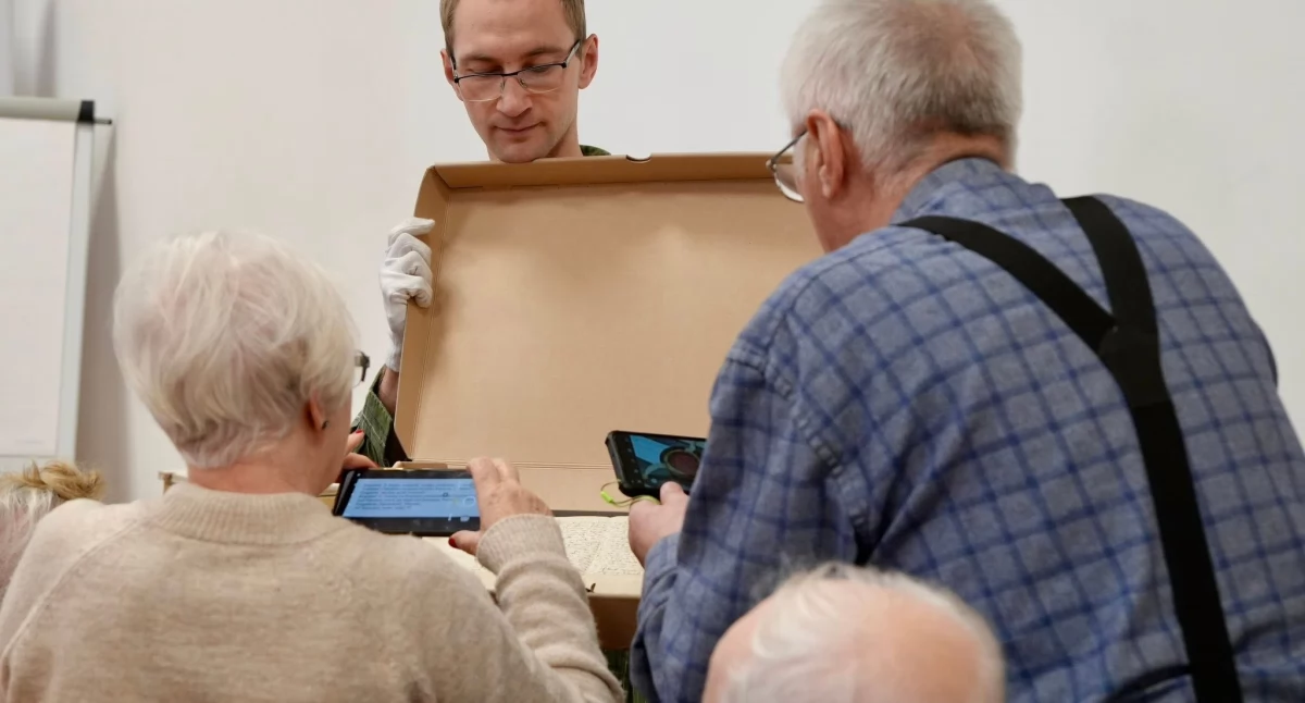 Seniorzy oglądali gryfińskie skarby w szczecińskim archiwum [GALERIA]