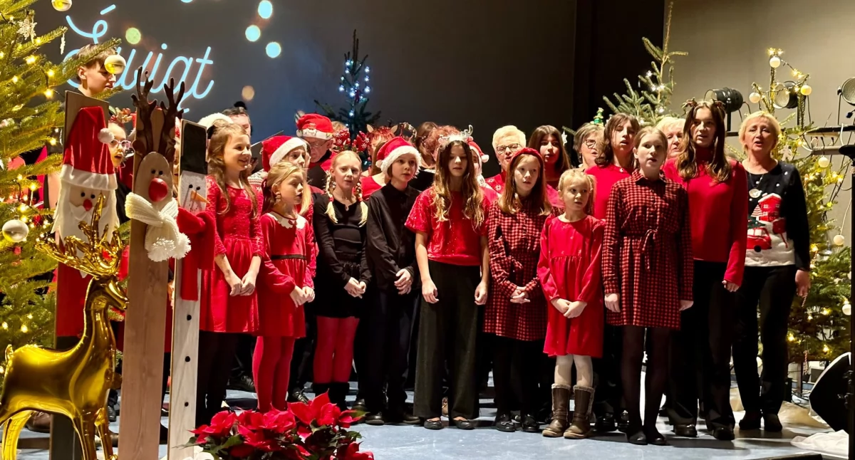Wspólne kolędowanie chóru Res Musica z uczniami [GALERIA]
