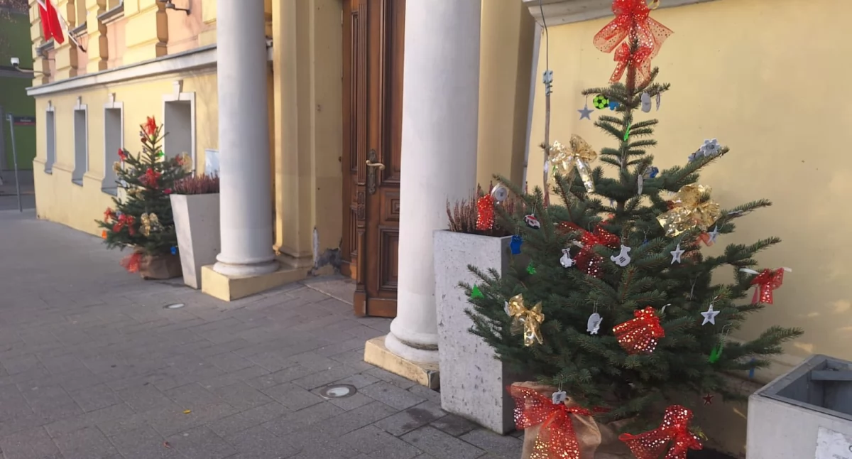 Świąteczny klimat i bezpieczeństwo przed Urzędem Miasta i Gminy w Gryfinie [GALERIA]