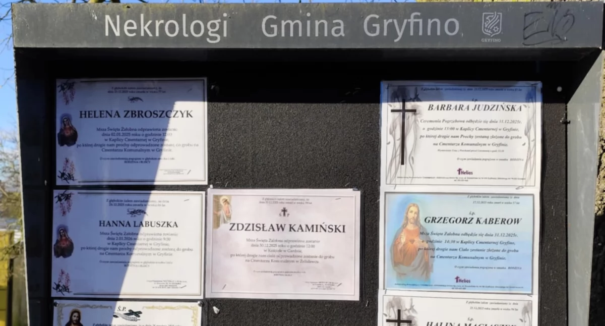 Tablice z nekrologami zapełnione niemal w całości...