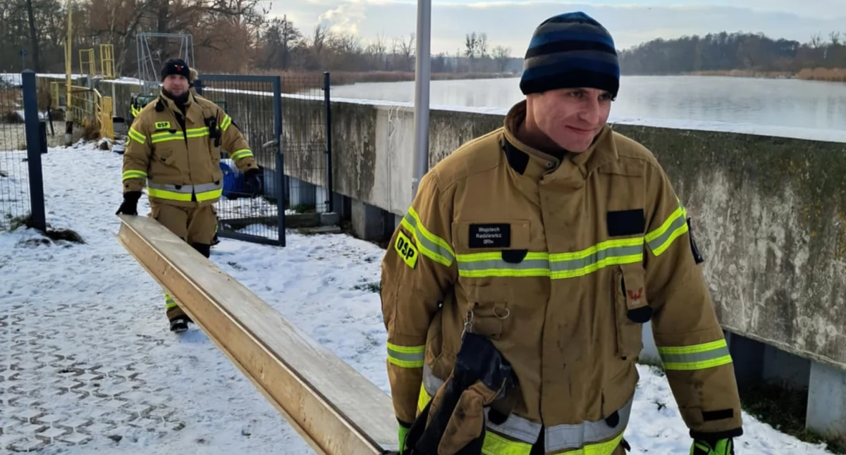 Mróz trzyma mocno, a Odra i Odra Zachodnia coraz grubiej pokrywają się lodem [GALERIA]