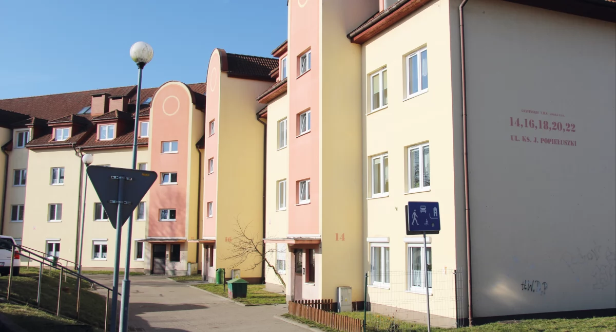 Kontrowersyjne parkowanie przed blokiem przy ul. Popiełuszki [LIST]