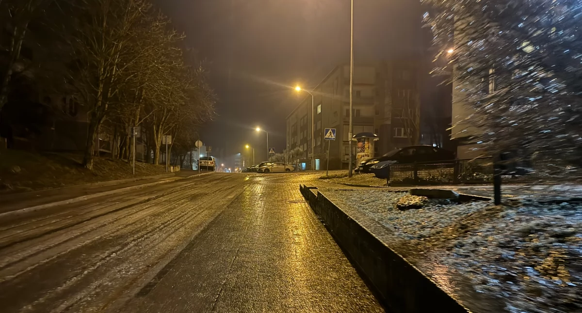 OSTRZEGAMY! Potężna gołoledź na chodnikach i ulicach!