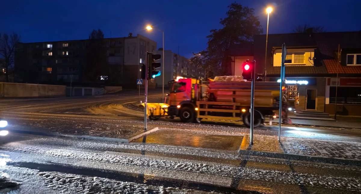 Piaskarki jeżdżą bez przerwy od wczoraj