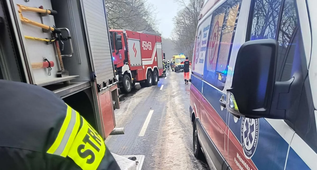 Kolejne dachowanie. 55-letni kierowca trafił do szpitala
