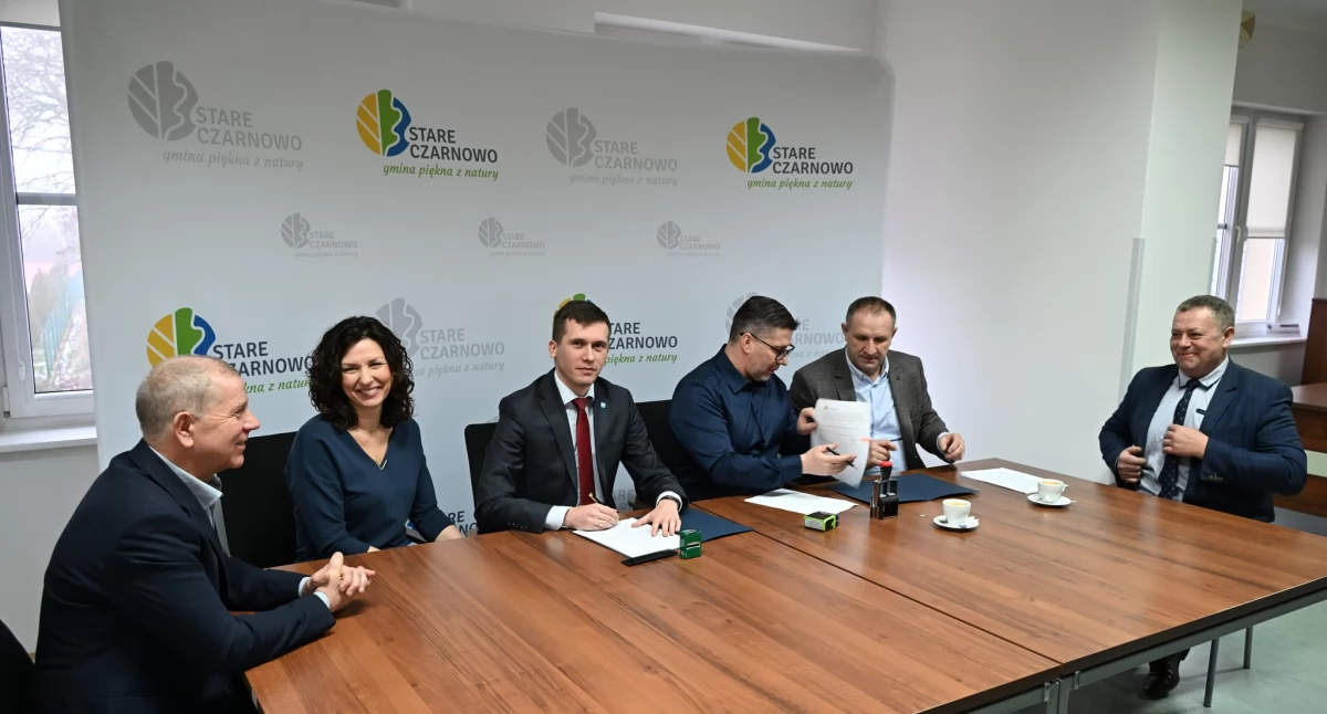 Wójt podpisał umowę na budowę sieci wodociągowej i kanalizacyjnej wraz z przyłączami 