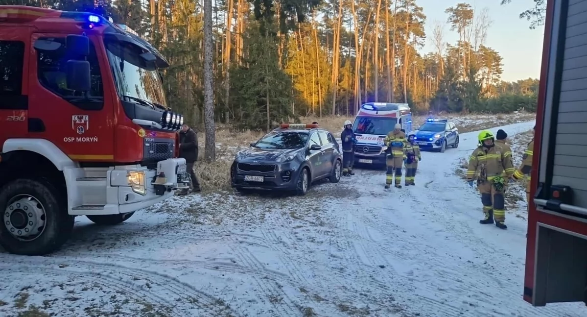 Słuzby natrafiły na rozbity pojazd. W środku znajdował się mężczyzna