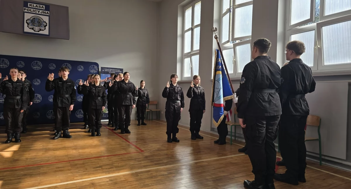 Uczniowie klas policyjnych złożyli ślubowanie [GALERIA]