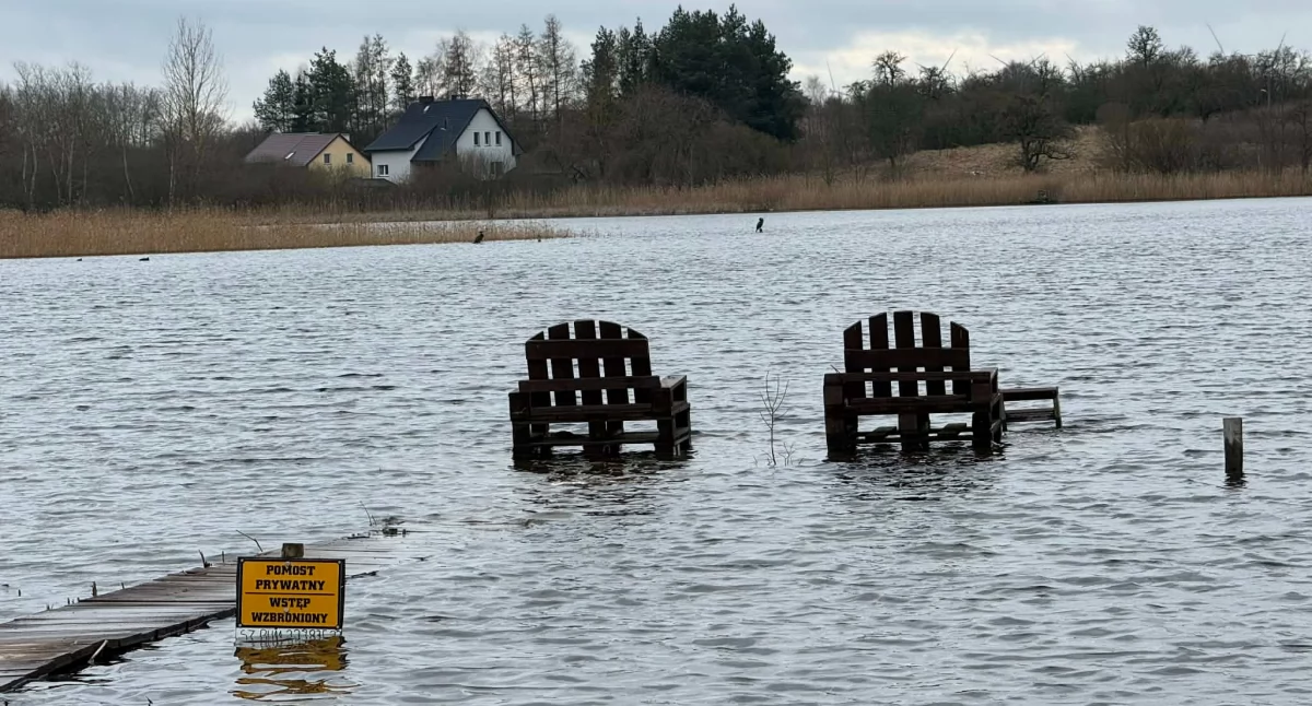 Akcja ratownicza na jeziorze w Baniach. Trwają poszukiwania