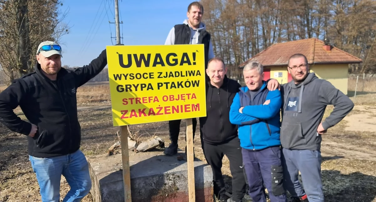 Montują tablice z ostrzeżeniami [ZDJĘCIA]