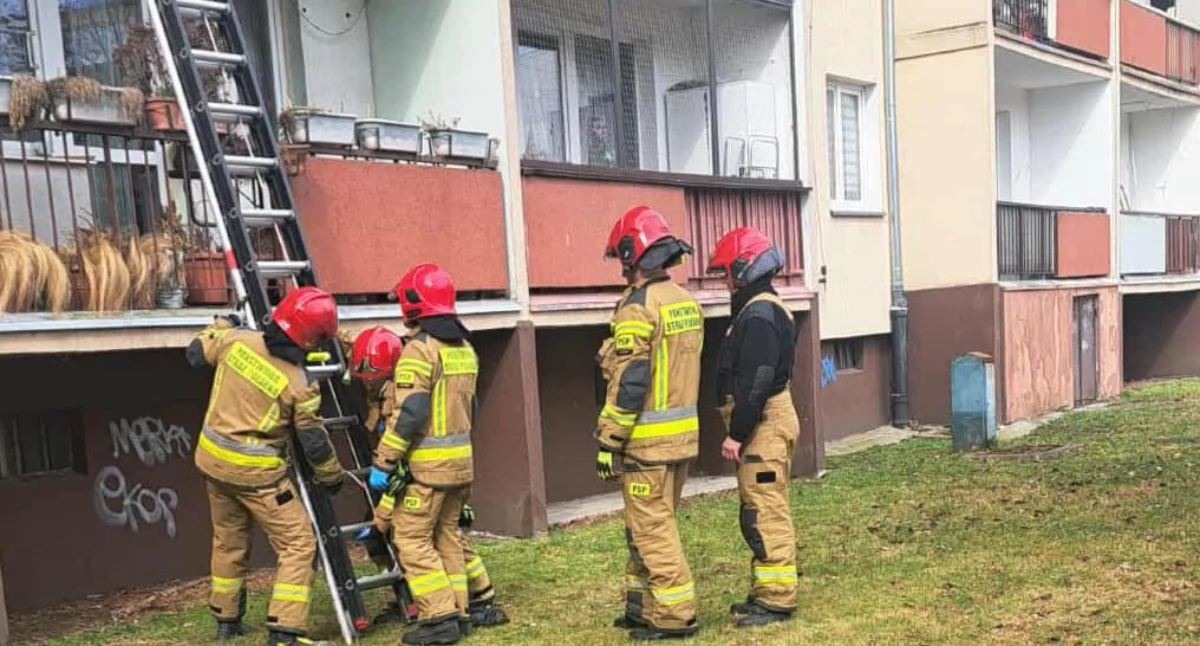 Akcja ratownicza przy ul. Kościelnej. Służby pomogły starszej kobiecie