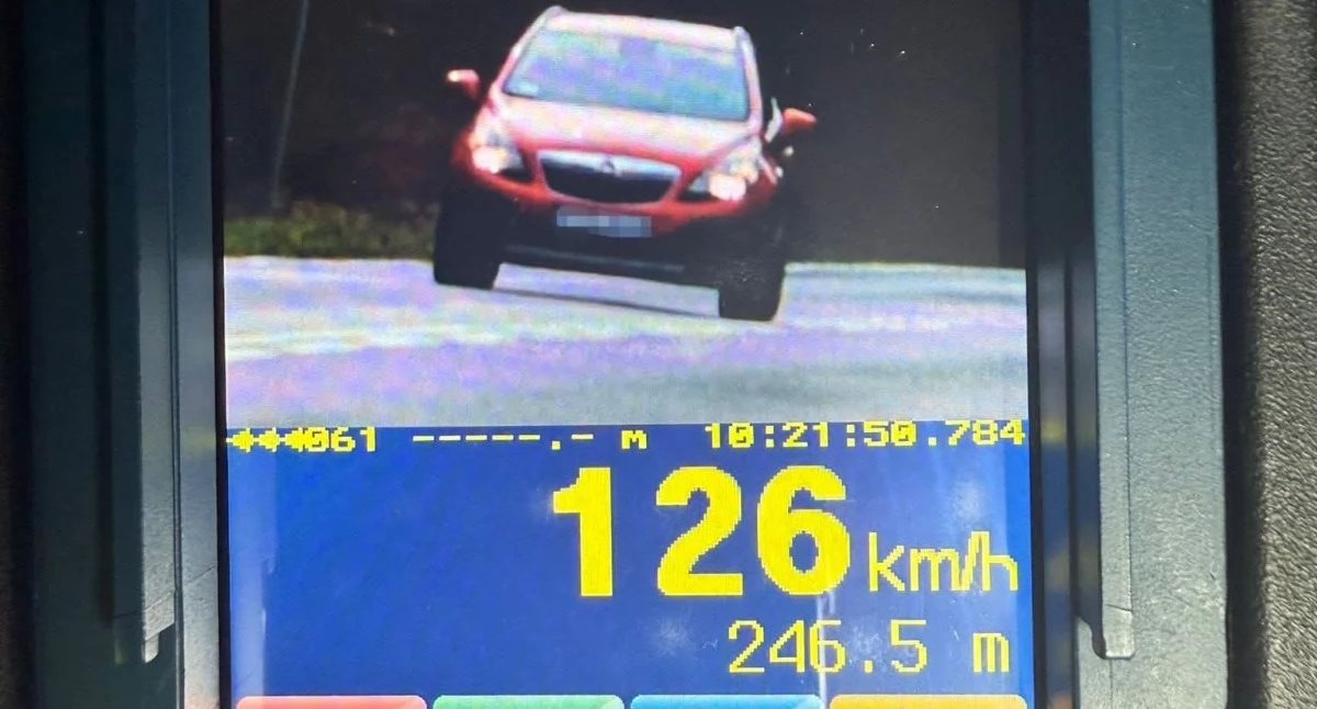 Jechał tak szybko, że z jego portfela wypadły pieniądze 