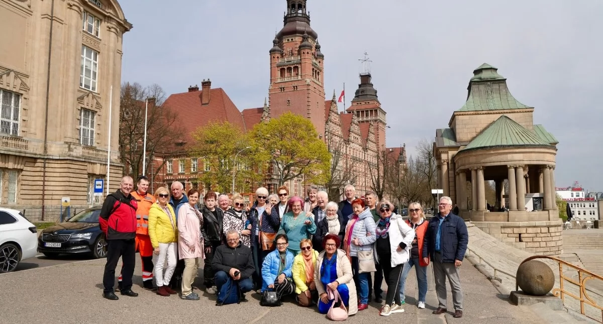 Seniorzy z Gryfina obejrzeli dawny ołtarz z kościoła na Starym Mieście 