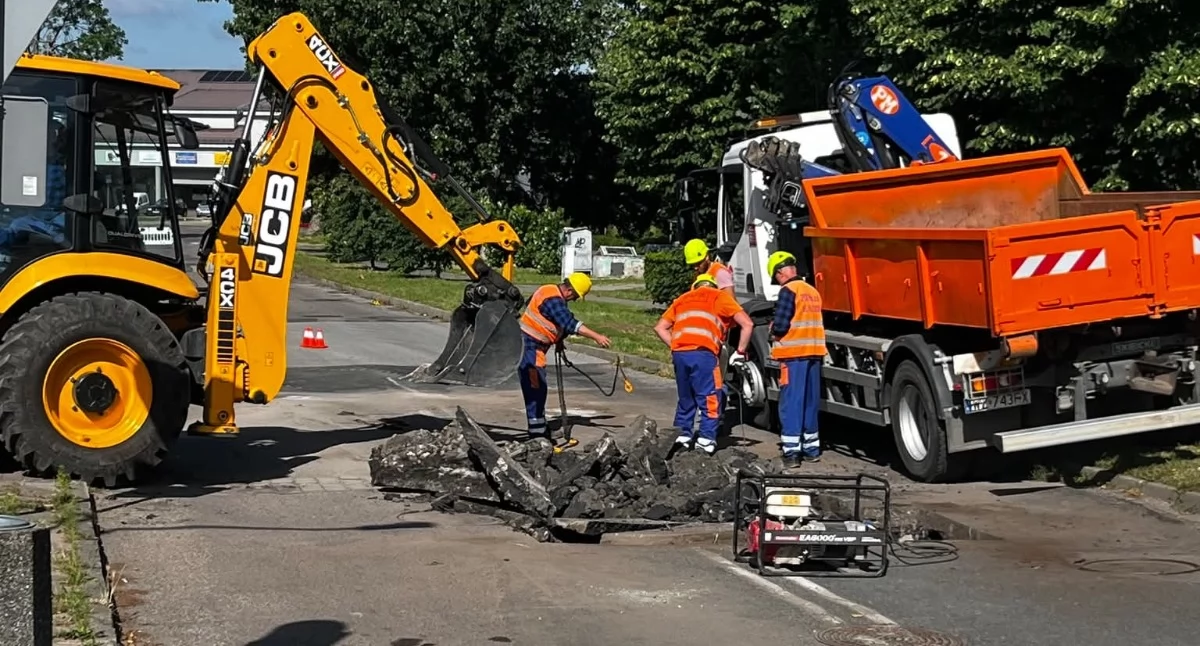 Pracownicy PUK walczą z dziurą przy straży pożarnej  [GALERIA]