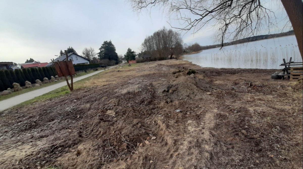 Chcą uporządkować plażę w Steklnie. Sporo już zrobili [GALERIA]