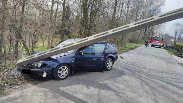 W Borzymiu auto wjechało w słup energetyczny