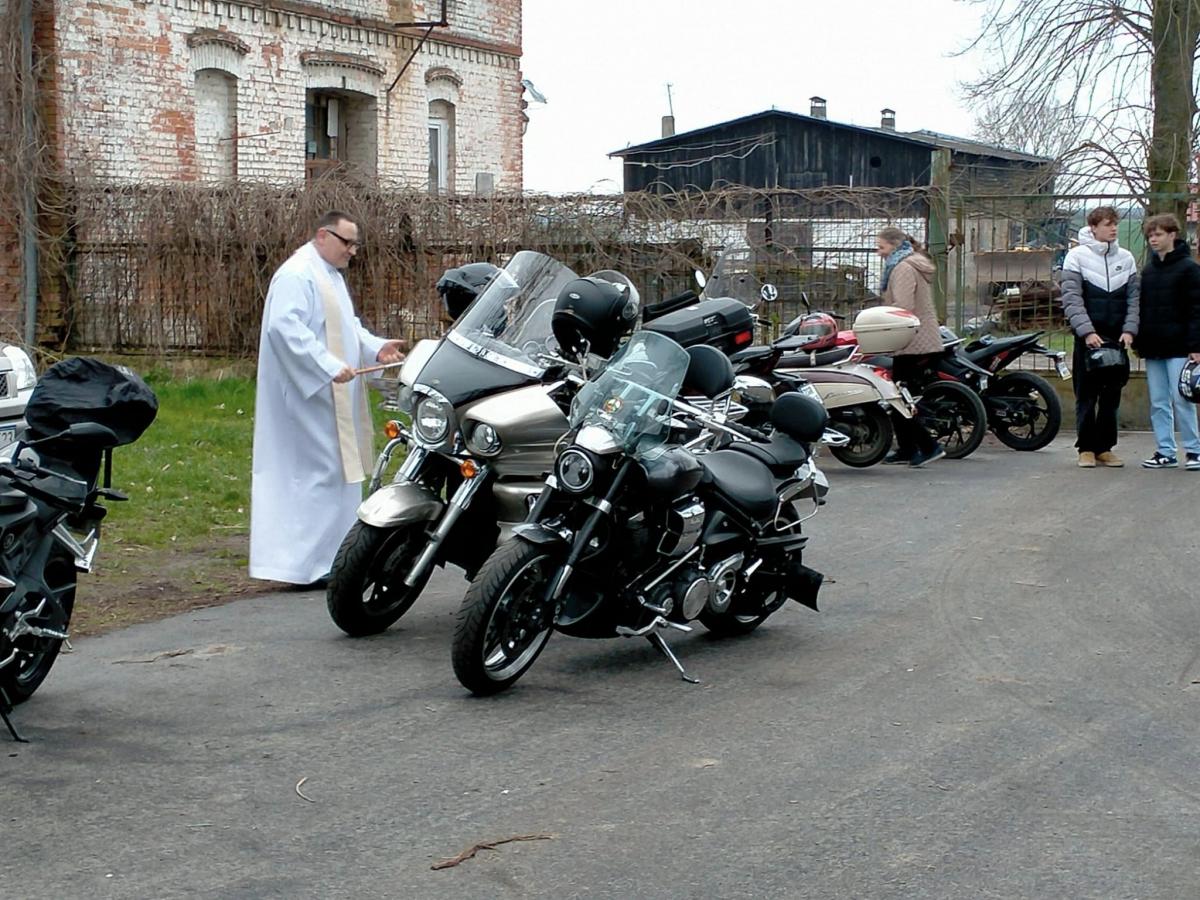 Ksiądz poświęcił motocykle