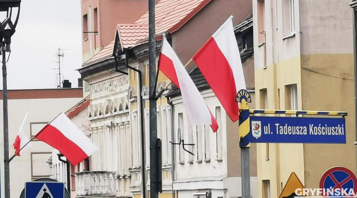 Wyjaśniamy dlaczego wywiesili flagi