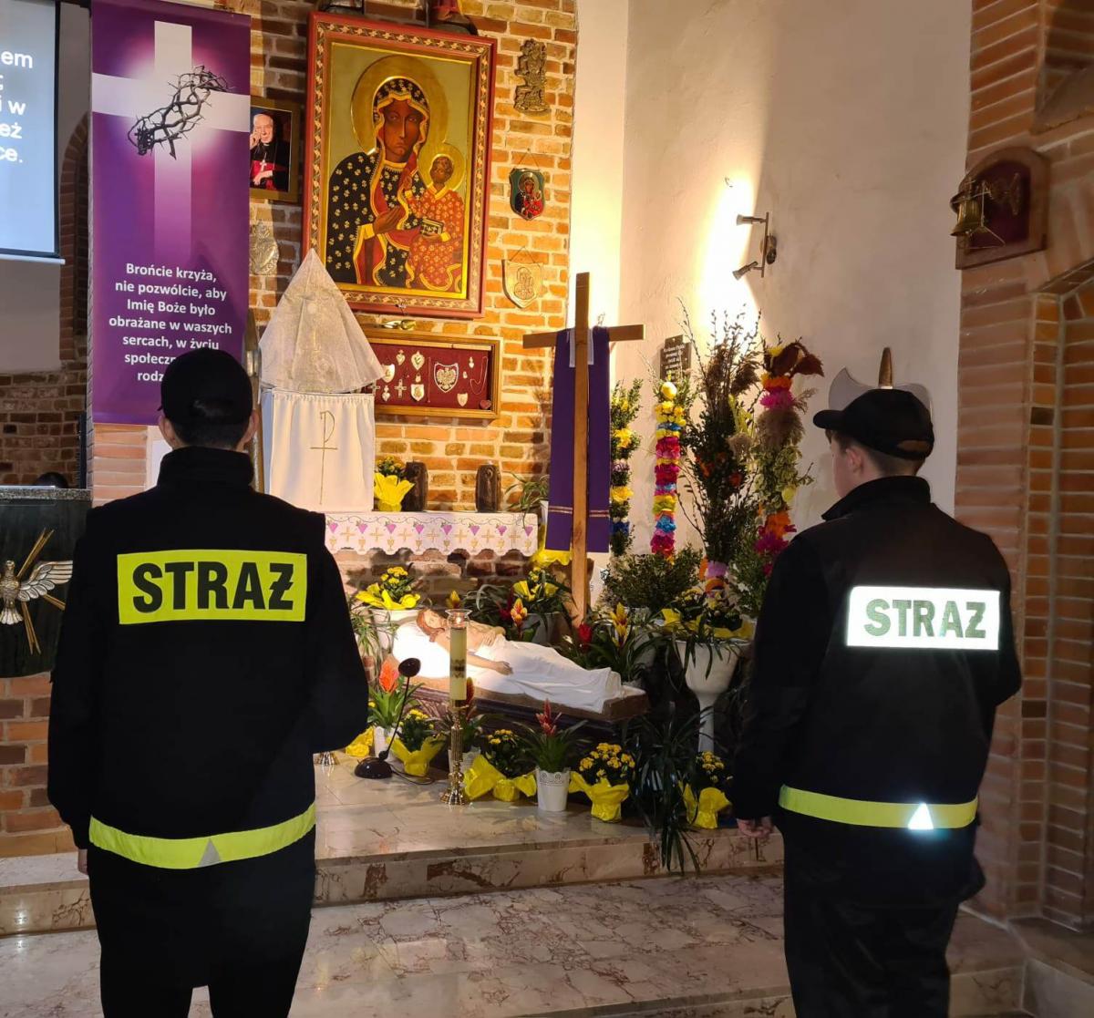 Strażacy z OSP Radziszewo pełnią wartę przy Grobie Pańskim [GALERIA]