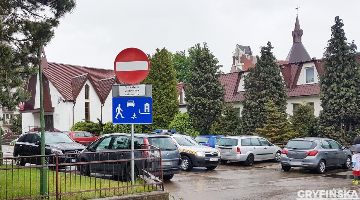 Odwrócone krzyże na kościołach