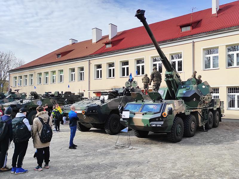 Trwają WOJSKOWE TARGI. Byliśmy. REWELACJA!