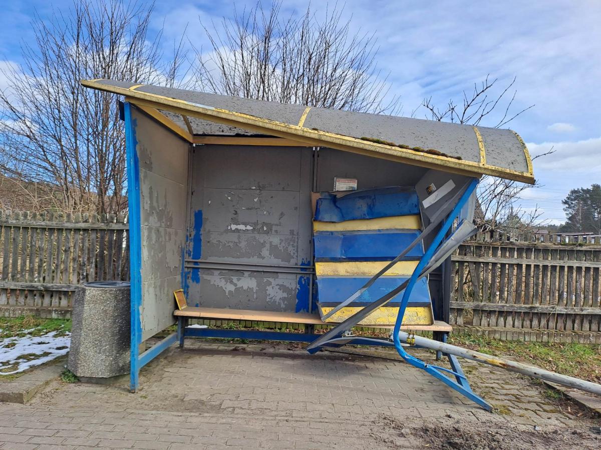 Nie wyrobił na zakręcie i wjechał autem w przystanek [ZDJĘCIA]