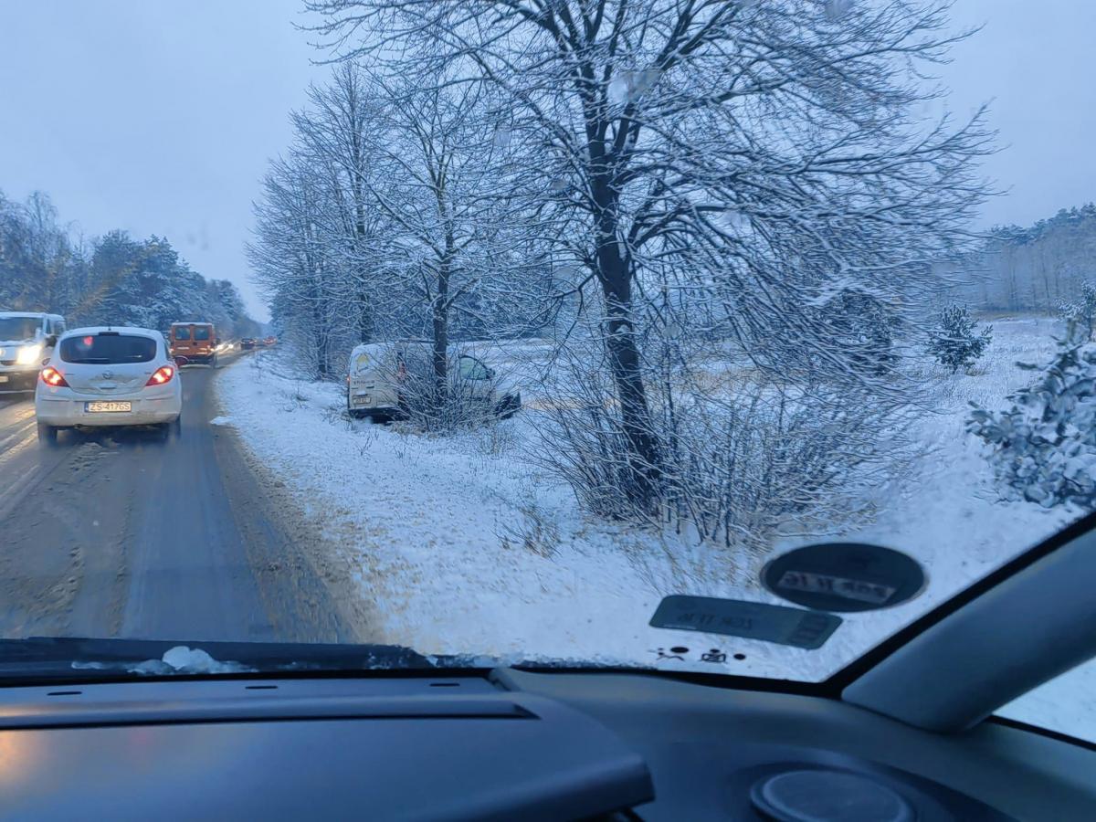 Spadł śnieg. Są pierwsze kolizje drogowe [ZDJĘCIA]