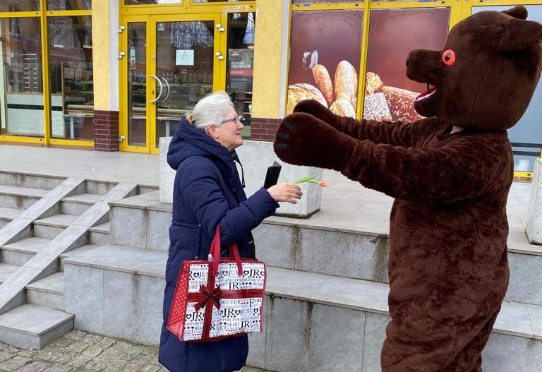 W Mieszkowicach kwiaty rozdają dziś... dwa niedźwiadki [GALERIA]