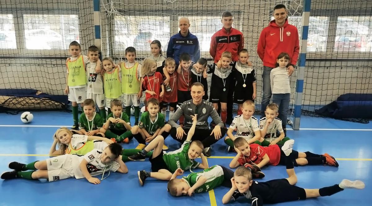 Młodzi piłkarze również grają dla Mai