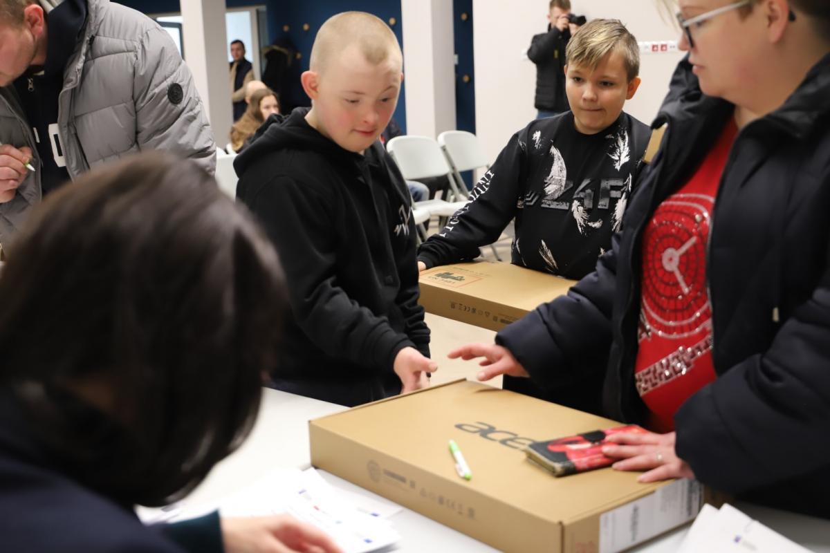 Komputery rozdawano też w samych Baniach. Łącznie 291 laptopów, komputerów i tabletów [GALERIA]
