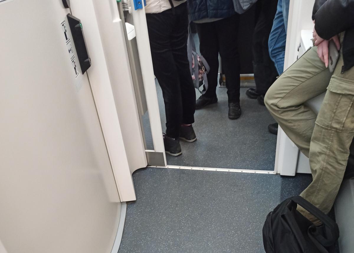 Pociąg pękał w szwach. I co z tego? Jutro wylatuje z rozkładu