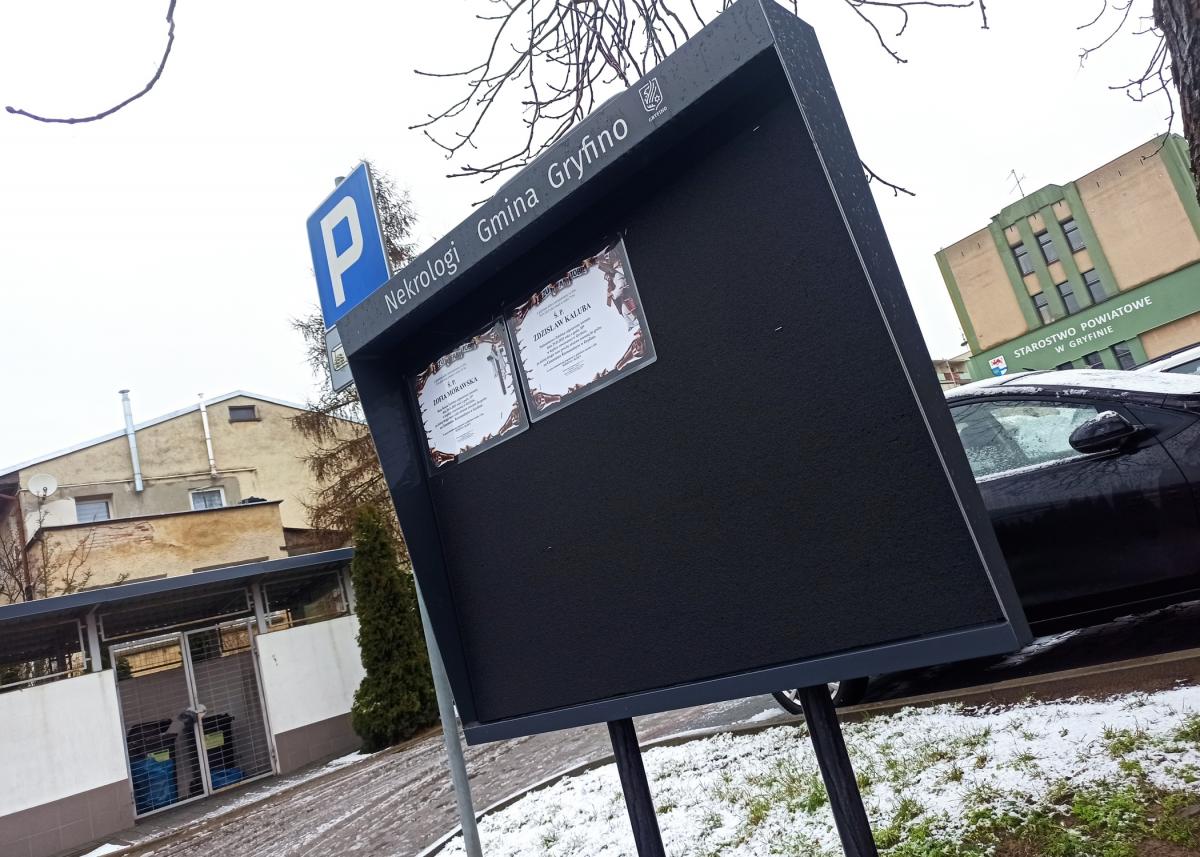 Dwa nekrologi na tablicach