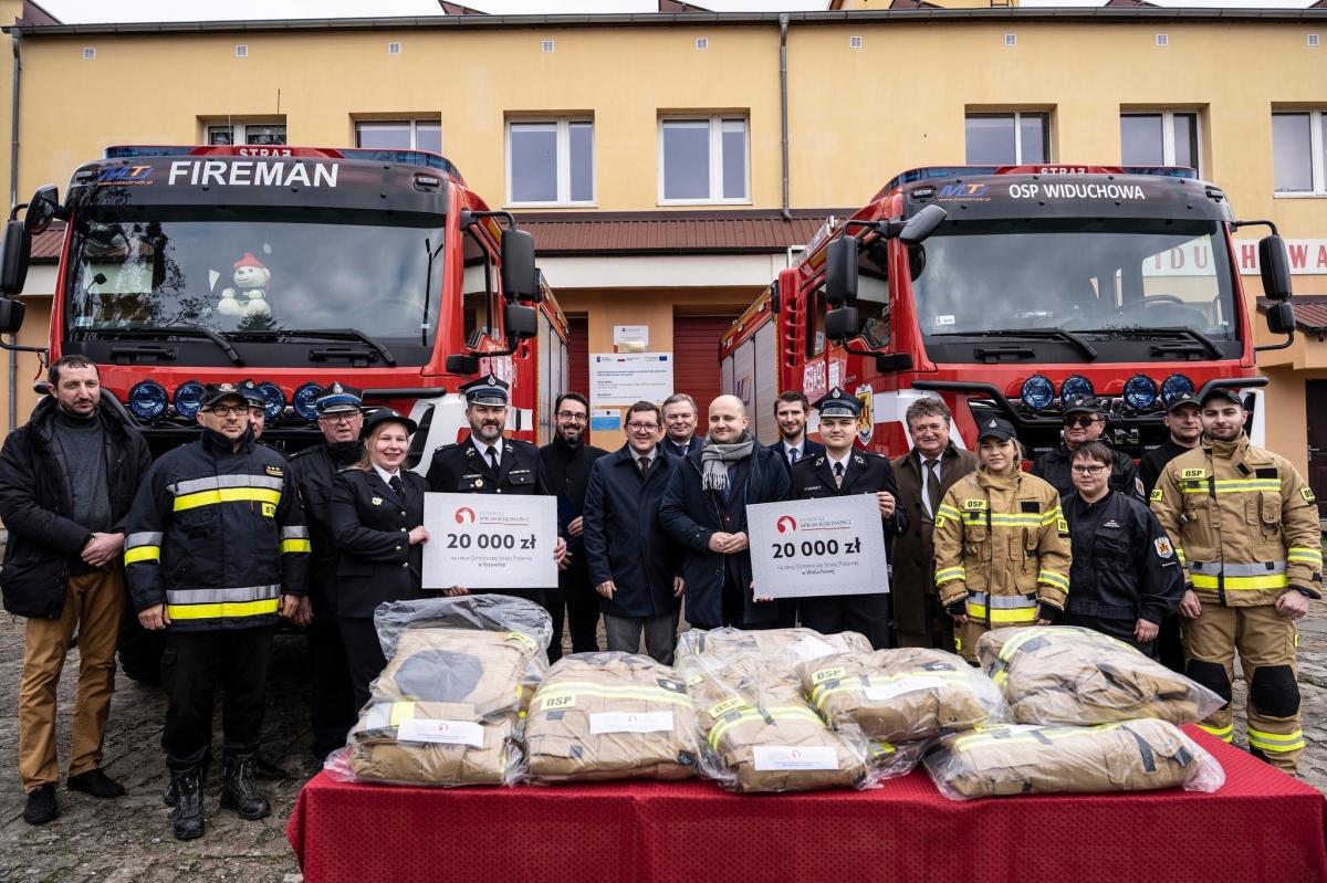 Tłok pod remizą w Widuchowej. To nie konwent Solidarnej Polski, tylko ministerstwo dało kasę