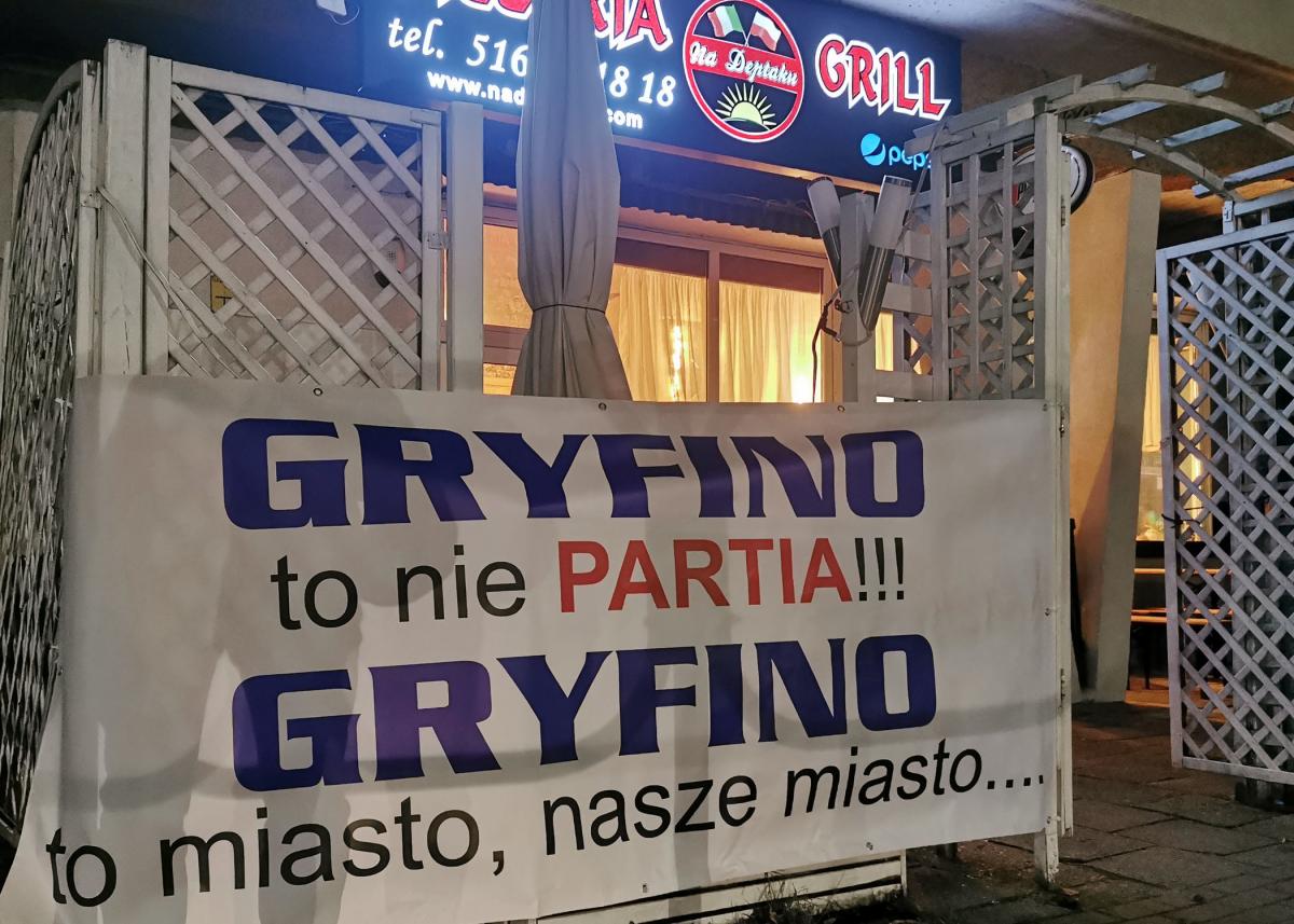 Wywiesli baner. Mają dość polityki?