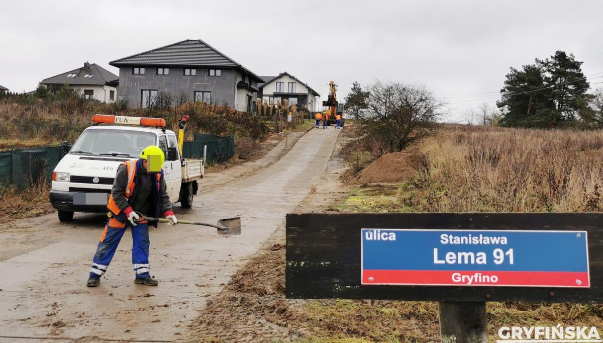 Dlaczego położyli płyty właśnie tam? Kiedy zrobią drogi za ul. Jana Pawła II?
