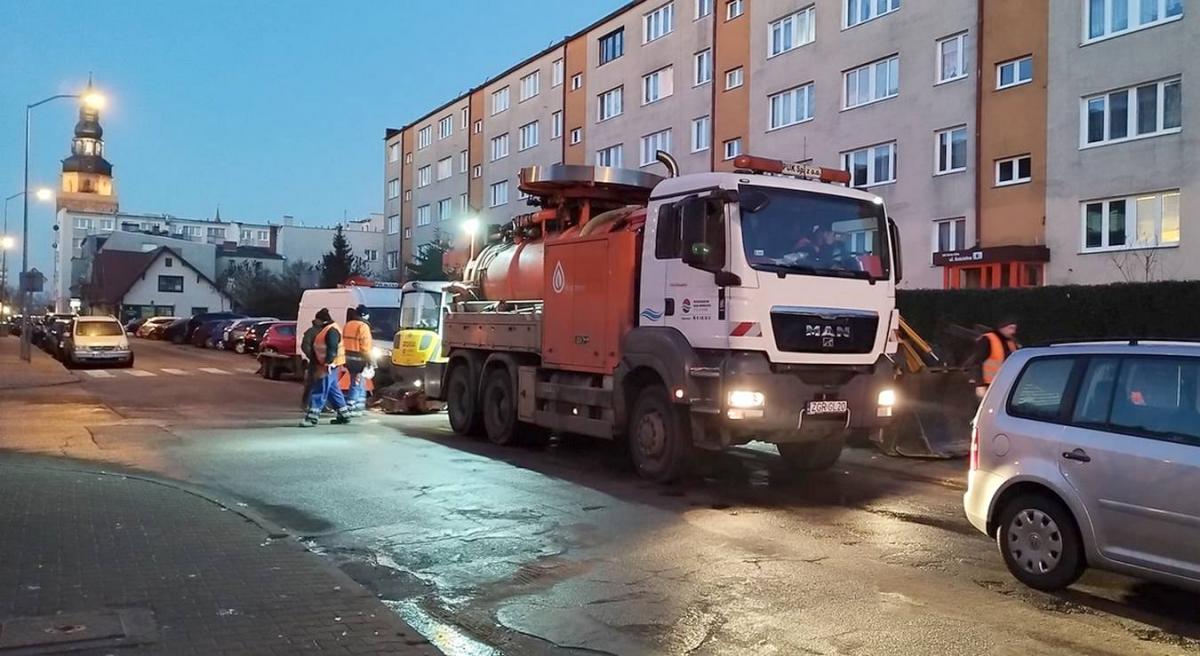 Pracownicy PUK wciąż usuwają awarię. Kiedy będzie woda?