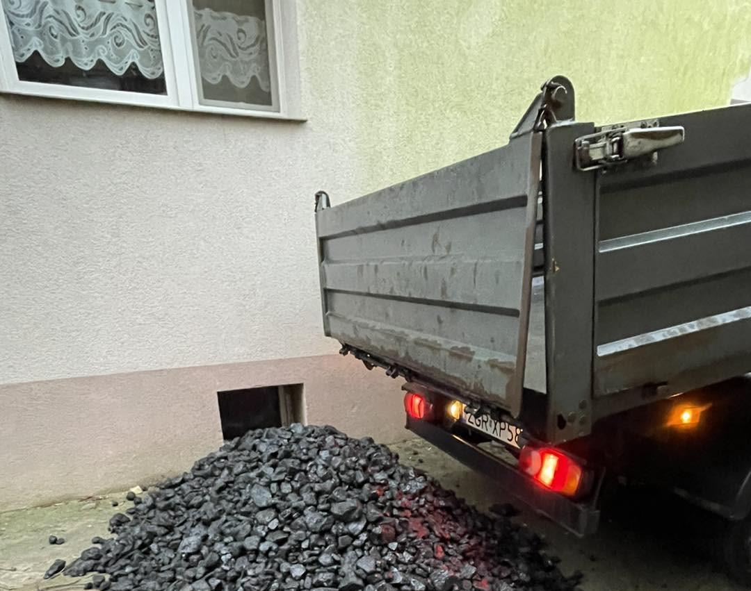 Gmina rozpoczęła sprzedaż węgla. Pierwsza dostawa pojechała do p. Zdzisławy z Bolkowic