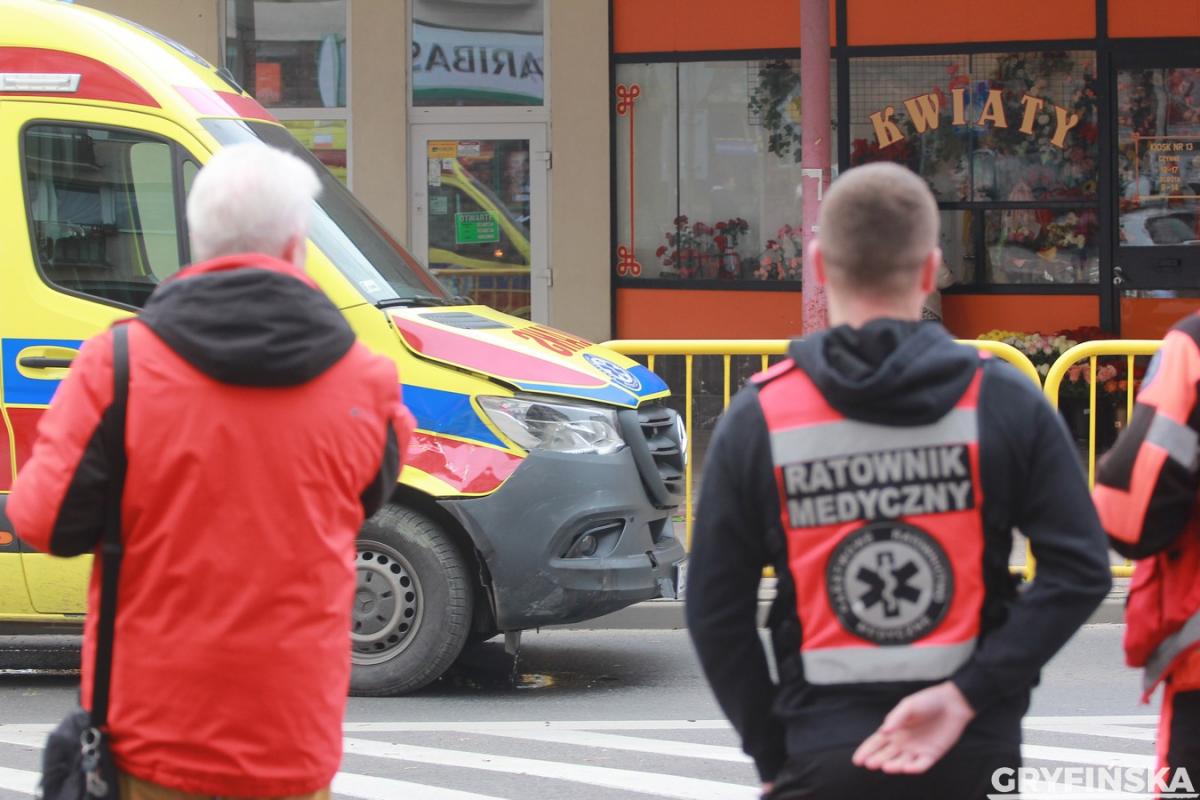 Kolizja w centrum. Wjechała w karetkę [GALERIA]