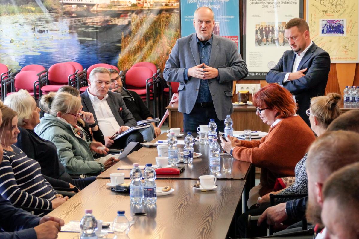 Burmistrzowie rozmawiali z sołtysami o autobusach. Dzisiaj sesja [GALERIA]