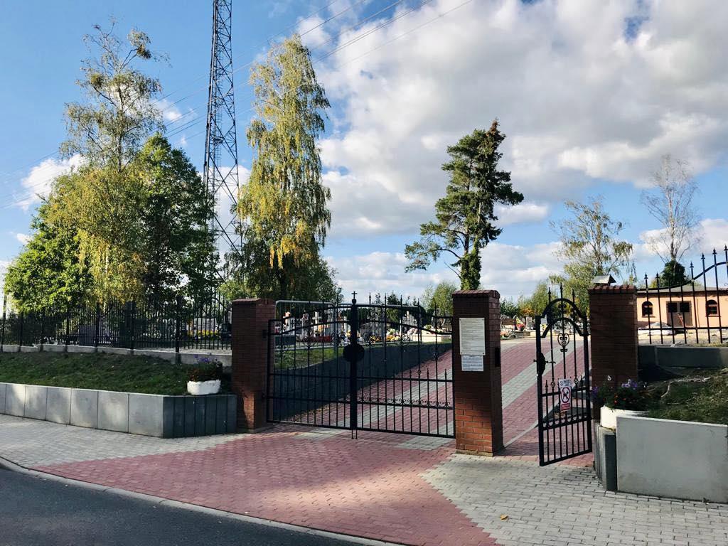 Cmentarz z nowym ogrodzeniem [GALERIA]