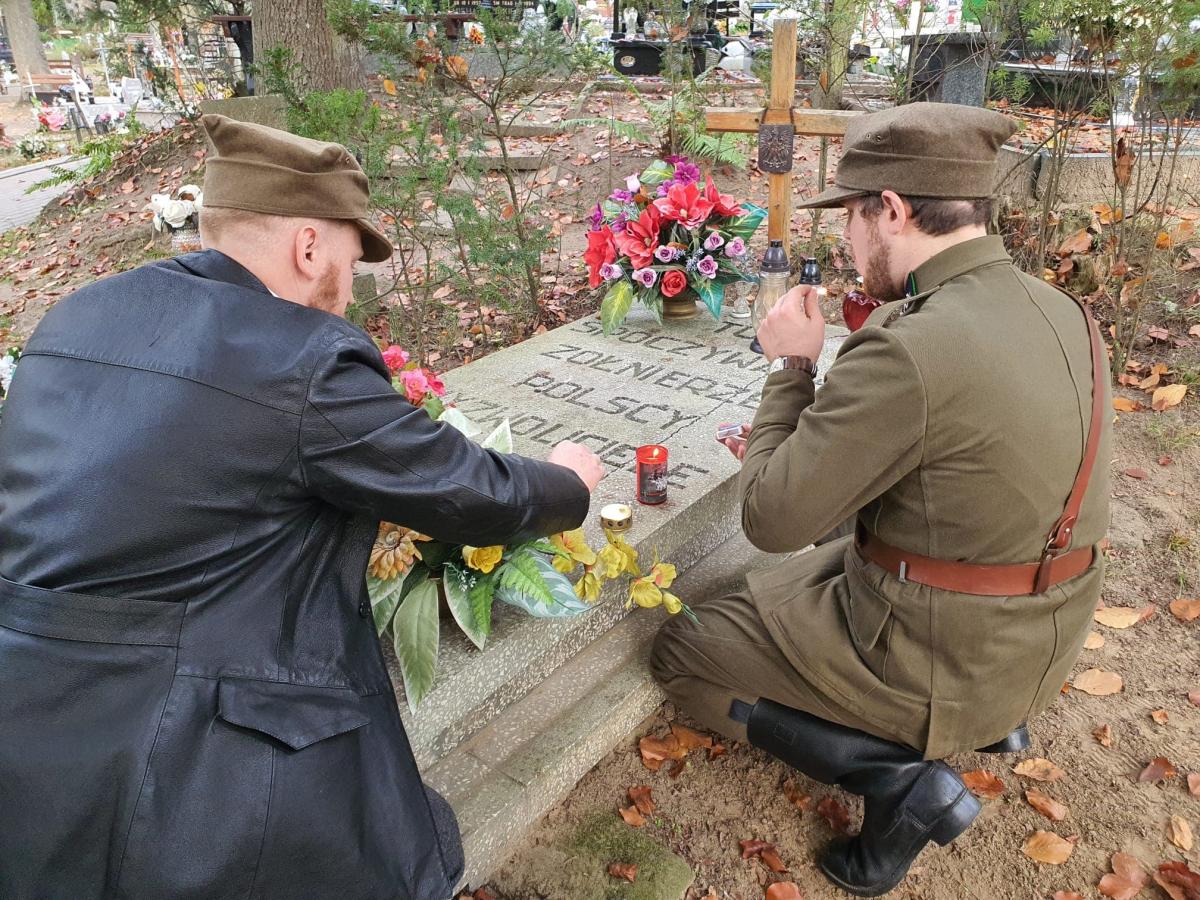 Kwestowali na cmentarzu i zapalali znicze bohaterom [GALERIA]