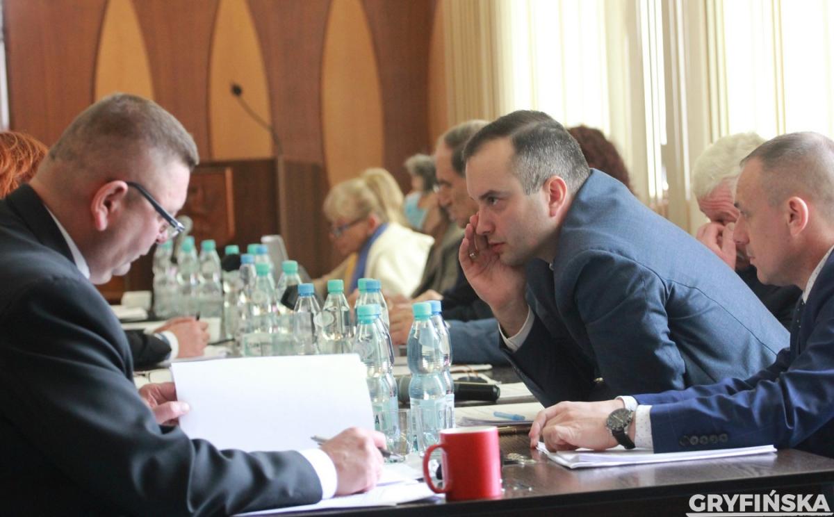 Dzisiaj kolejna sesja. Wraca temat podatków
