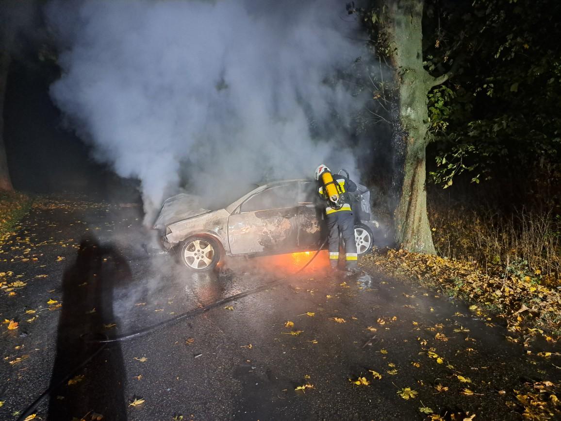 W nocy auto uderzyło w drzewo i spłonęło [GALERIA]