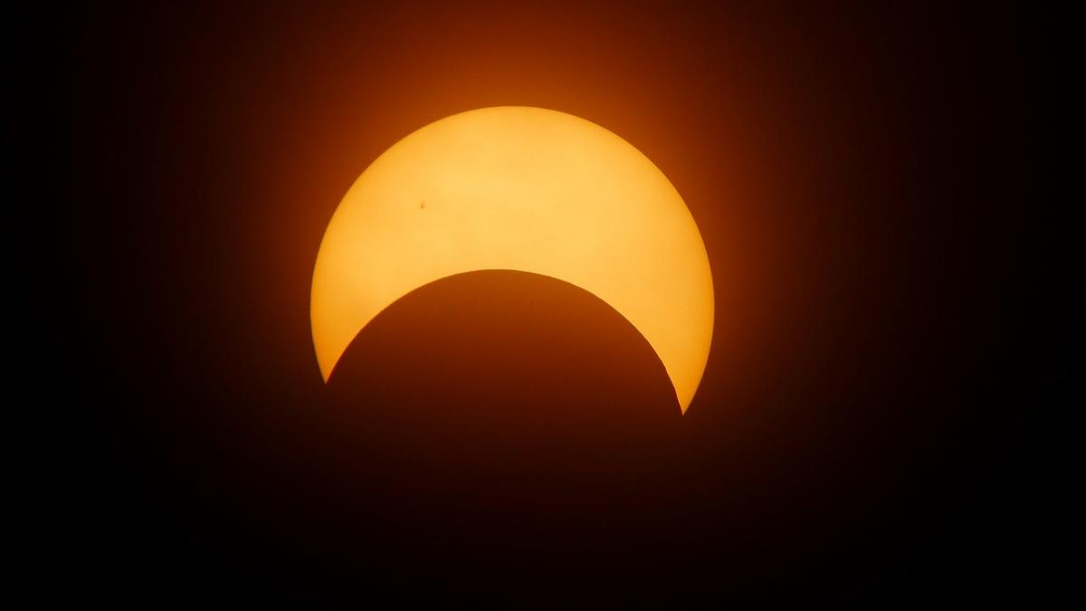 Częściowe zaćmienie słońca na nabrzeżu