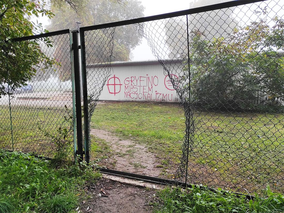 Rasistowska symbolika i nacjonalistyczne hasła w drodze do szkoły