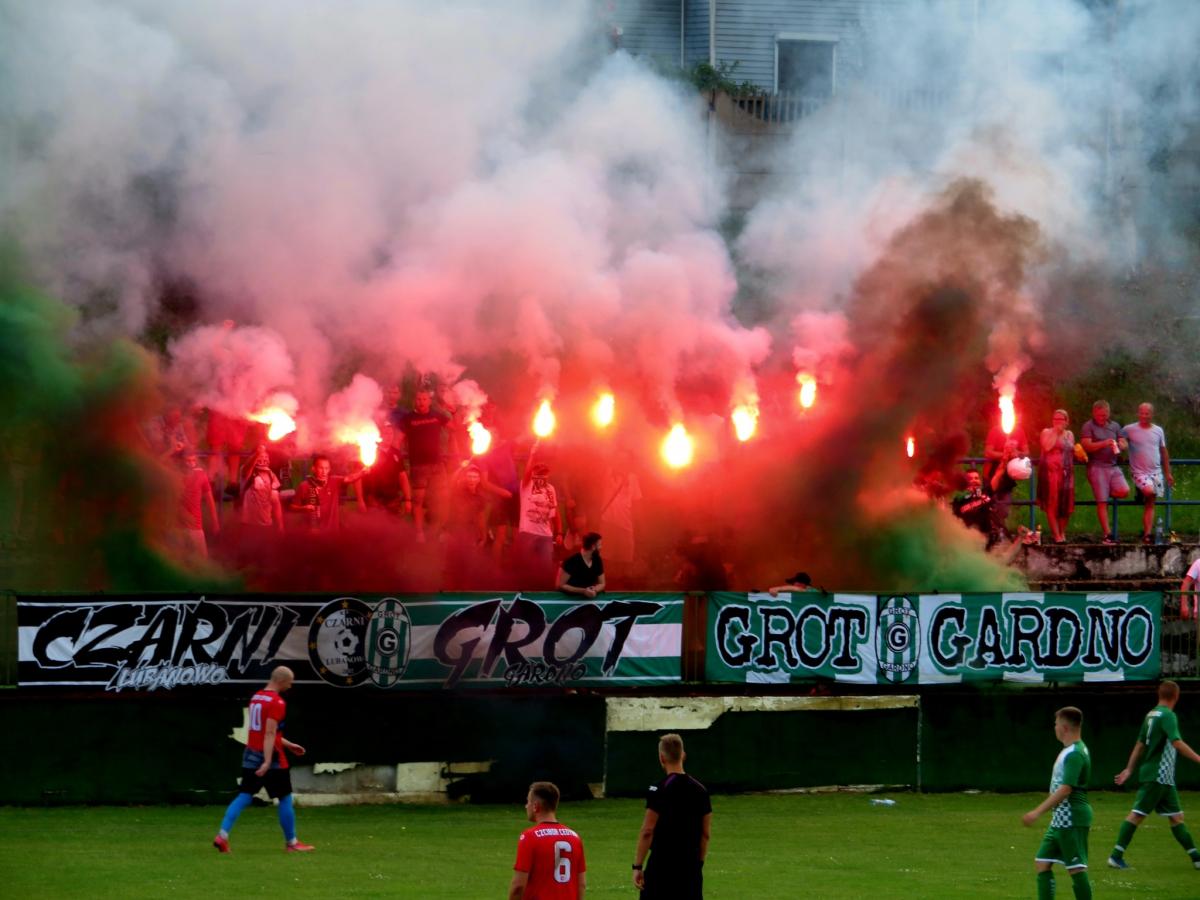 Wicher przegrał z ostatnim w tabeli. Derby przyjaźni na remis [WYNIKI]