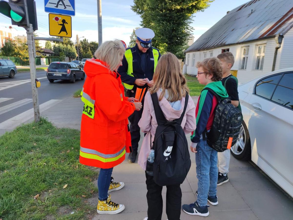 Rozdawali opaski uczniom [GALERIA]