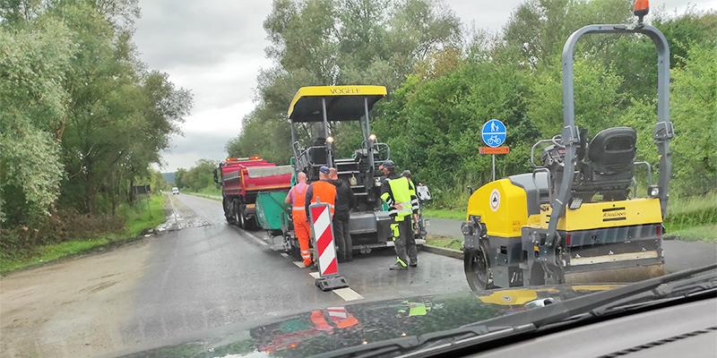 W końcu zalepiają wyrwę przy zjeździe z mostu!